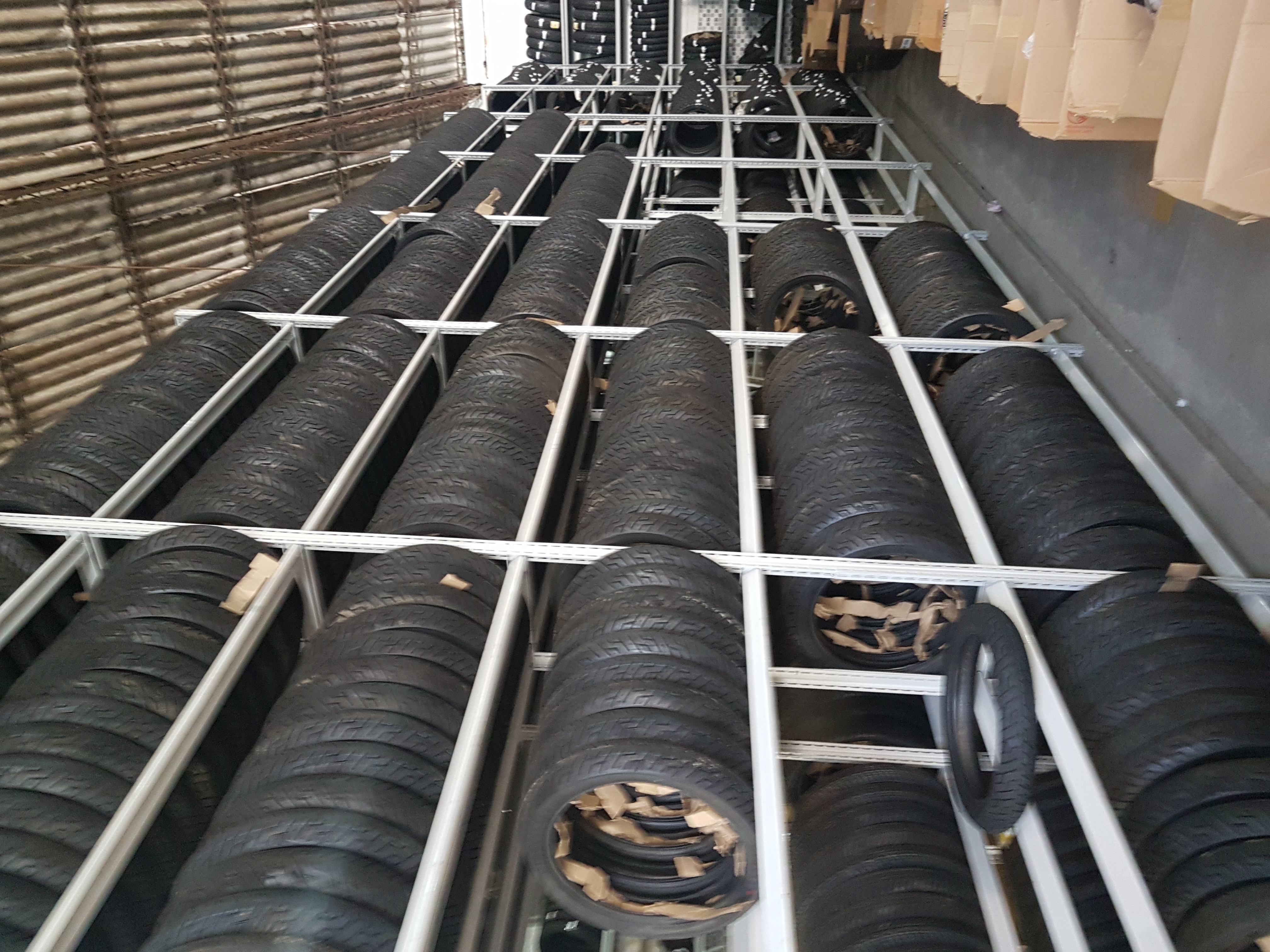 Estantes porta pneus